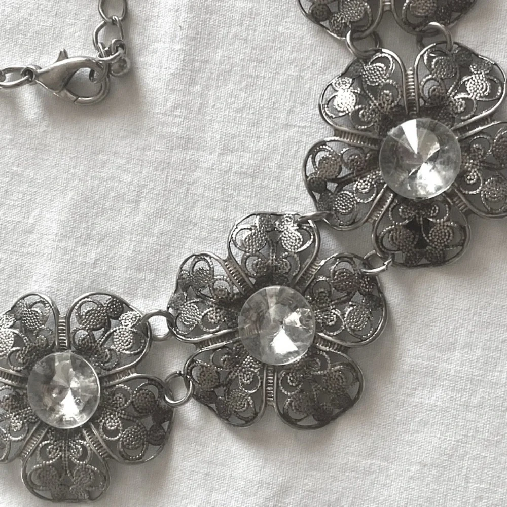 Vintage Silver Tone Filigree Flower Link Chocker Necklace Center Rhinestones